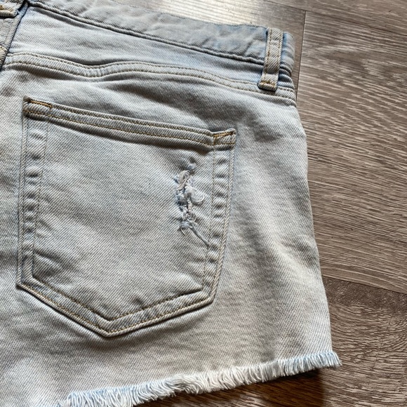 H&M • Distressed Jean Shorts • Size 6 • Light Denim with Frayed Hems - Picture 8 of 12